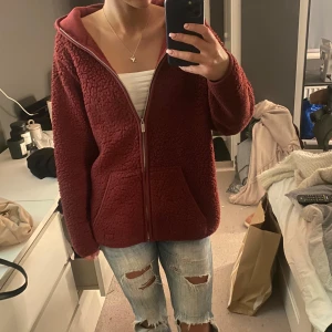Teddy jacka vinröd - Säljer denna vinröda teddy jackan/ fleace då den inte kmr till så mkr användning längre 