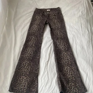 Leopardmönstrade bootcut byxor - Slutsålda jeans ❣️Snygga leopardmönstrade bootcut byxor med låg midja.Byxorna har en klassisk dragkedja och knapp framtill.