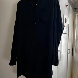 Svart henley från Replay - Säljer en stilren svart henley från Replay. Skjortan har långa ärmar och knappar framtill. Perfekt för en avslappnad look.