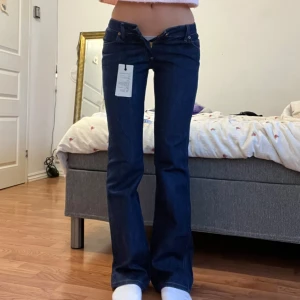Jeans  - Midjemått 35cm, innerbenslängd 82cm 😇