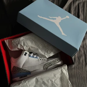 Jordan 3 UNC’s - Säljer ett par Nike Air Jordan 3 Retro i vitt med blå och grå detaljer. Skorna har den klassiska elefantmönstrade designen och kommer i originalförpackning.