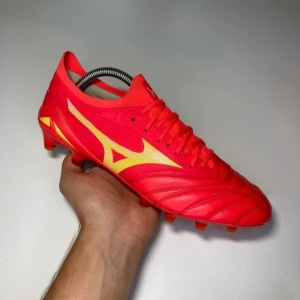  fotbollsskor från Mizuno nypris (2999kr) - Mizuno strl 41 röda 9/10 skick