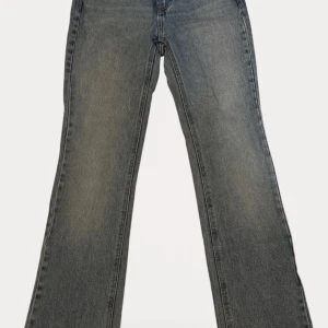 Blåa jeans från Stradivarius - Snygga grå jeans från Stradivarius med en klassisk design. De har en utsvängd passform och är tillverkade i jeansmaterial. Perfekta för en avslappnad stil.✨✨