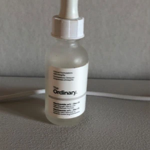 Serum från The Ordinary - Säljer ett serum från The Ordinary i en 30 ml glasflaska med pipett. Perfekt för att ge huden extra fukt och näring. Flaskan är genomskinlig med en vit etikett och pipettkork.