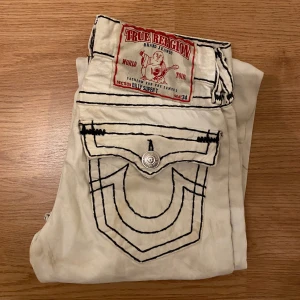 True Religion Billy Super T - !skicka bud för snabb affär! Tvärfeta true religion bootcut jeans, storlek 29 i bra skick men har inte tvättas på länge. Finns några fläckar men allt går bort med klor eller i tvätten. Fläckar visas på bilderna. Sedd på sematary och är skit rare. Skriv om ni undrar någonting 💯📲