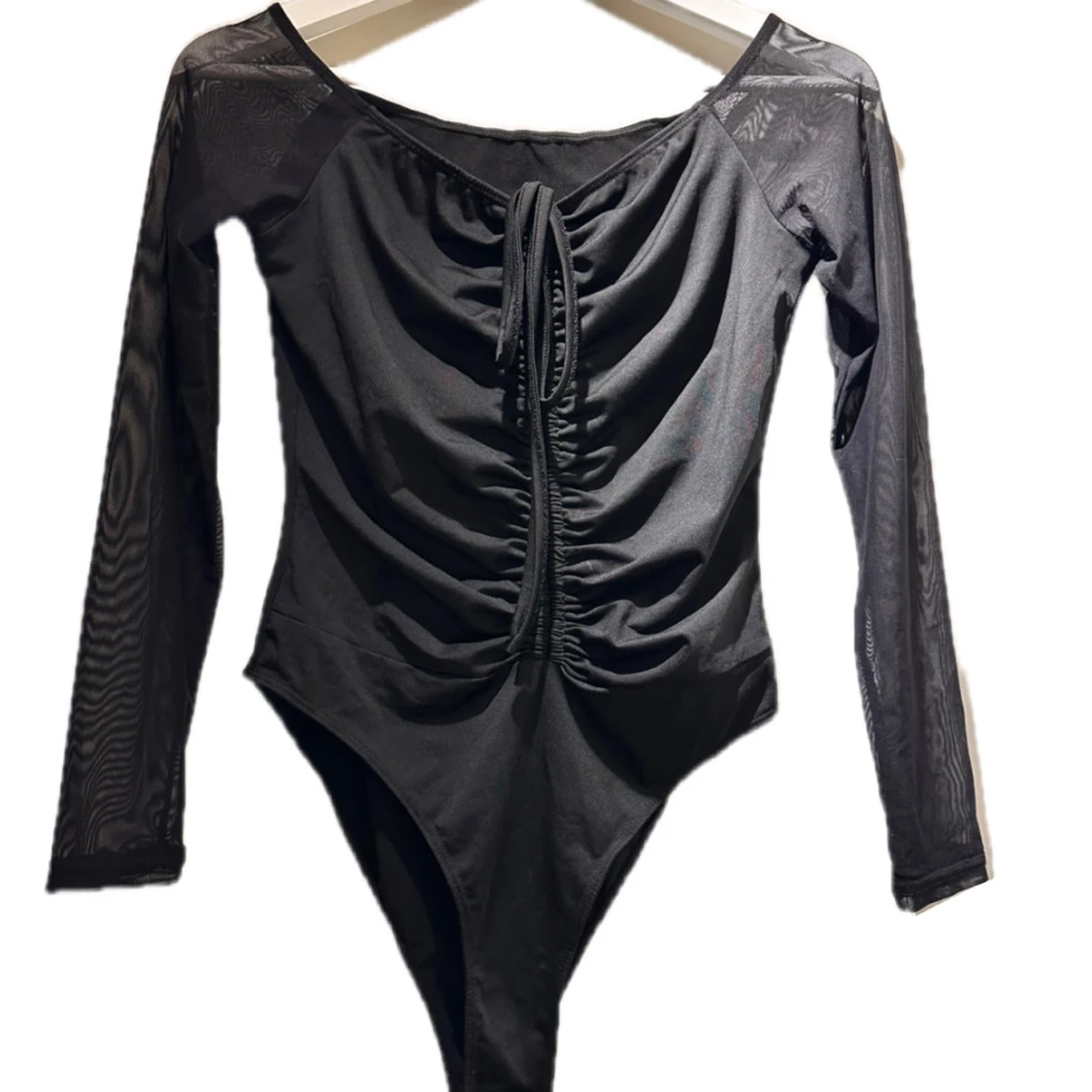Svart långärmad bodysuit