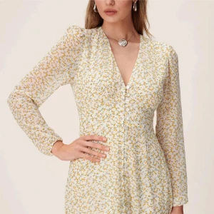 Blommig klänning från ADOORE - Säljer min oanvända ADOORE Paris klänning i ljus färg med gula blommor. Klänningen är helt ny med lappar (fick i present men den var för stor). Perfekt klänning till vår och sommar! Slutsåld på hemsidan.