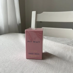 My Way Eau de Parfum från Giorgio Armani - Säljer en feminin parfym, My Way Eau de Parfum från Giorgio Armani 50 ml. Säljer då jag köpte bubblet. Köpt via Nordic Feel. Helt oöppnad med plasten kvar. 