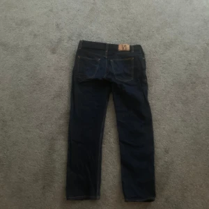 Mörkblå jeansbyxor - Snygga mörkblå jeansbyxor från Nudie Jeans i modelllen Gritty Jackson. Storlek är 30/32, men jag skulle säga att längden snarare är 30.