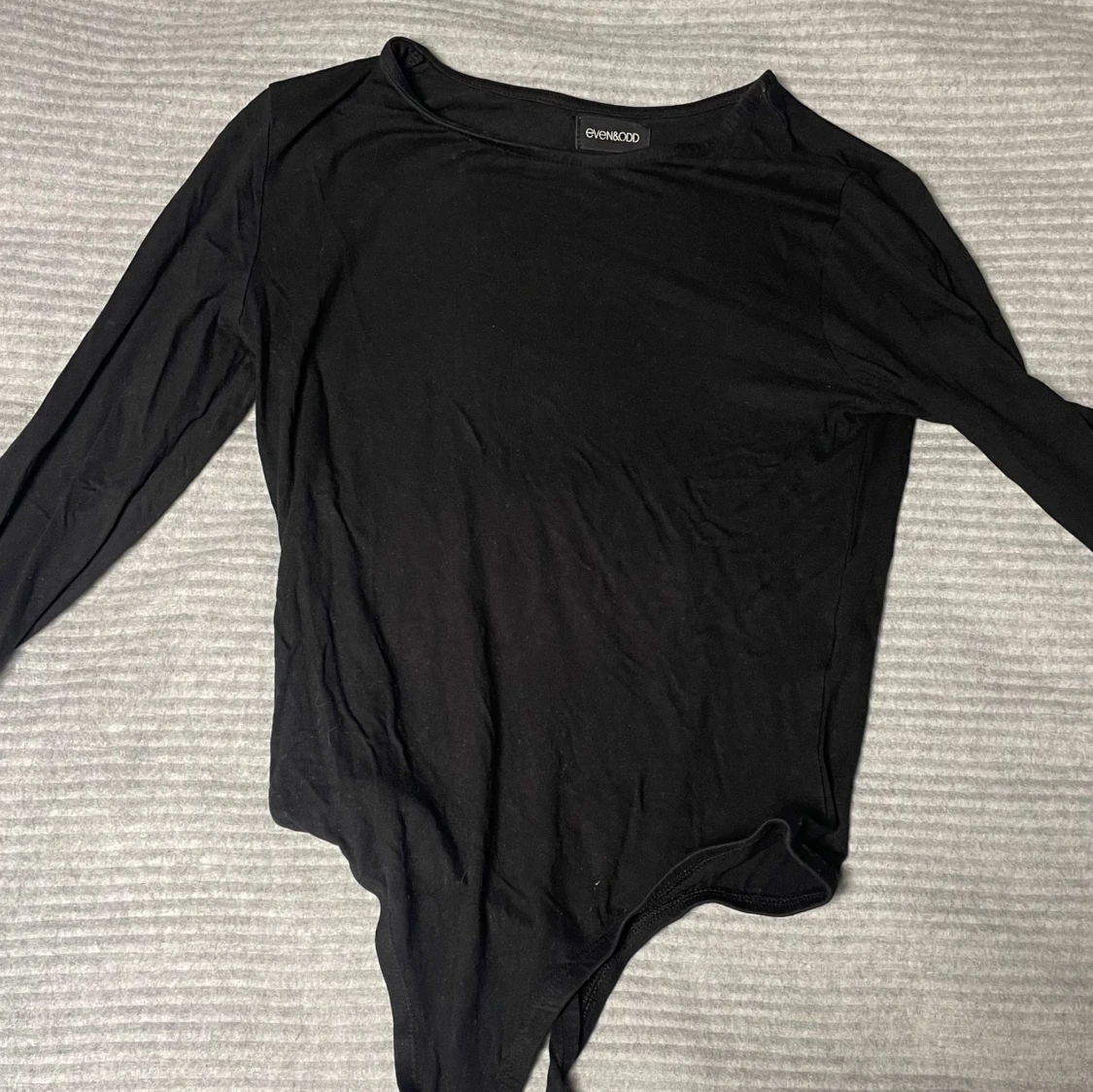 Svart långärmad body från even & odd