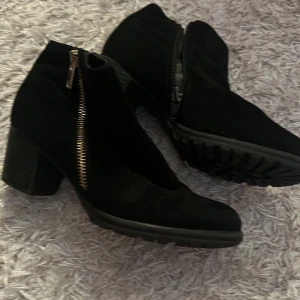 Svarta mocka boots från River Island - Snygga svarta boots i mocka från River Island med dragkedja på sidan och en stabil klack. Perfekta för både vardag och festliga tillfällen. St 1 (barnavdelning) 34 