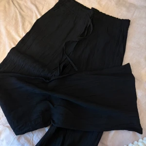 Svarta byxor från Zara - Snygga svarta byxor från Zara med en snörning och även fickor i fram! Säljer för dem e försmå för mig! Dem är använda lite förra sommaren men endast ett par gånger! Superfina och bekväma! 