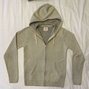 Stickad Zip tröja  - Använd fåtal gånger - nyskick. Storlek xs men sitter som en S.