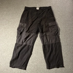 Cargo byxor - Urban outfitters Baggy Cargo byxor som använts väldigt lite