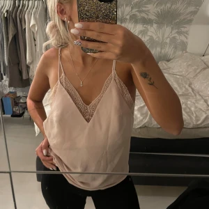 Rosa spets linne  - Jättesnyggt ljusrosa spetslinne från H&M. Köpt från plick men har aldrig använt själv💓 Står ingen storlek men passar mig som vanligtvis har S/XS.