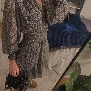 Zara klänning - Säljer denna snygga😍 zara klänningen som är använd fåtal gånger i xs. Pris 250kr❤️