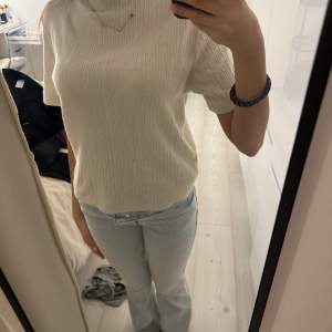 En beige T-shirt från zara som är använd men inga defekter🥰