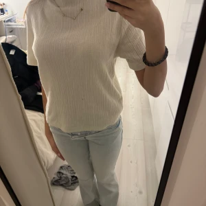 Zara T-shirt  - En beige T-shirt från zara som är använd men inga defekter🥰