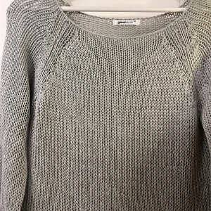 Stickad tröja - Grå stickad tröja från Gina Tricot😍, jätte fin och går att klä upp 🩶 