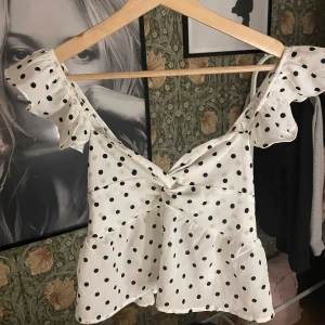Blus - Köpt secondhand och inte kommit till användning, super snygg och bra skick. Stor i M men är mer som Xs-S. Det Skriv för flera bilder❤️‍🔥