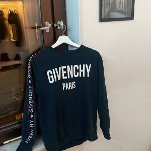 Givenchy Paris tröja Stl XS men kan passa S också  Väldigt fin kvalité & sparsamt använd