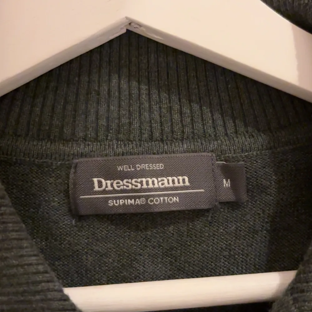 En grön Dressman tröja med krage i mjukt material. Strl M Riktigt bra skick. Neuletakit & Villapaidat.