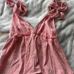 Linne med knutar stl xs - Rosa linne i storlek xs. Knuter i axlarna. Aldrig använt, inga defekter. Ny skick. 