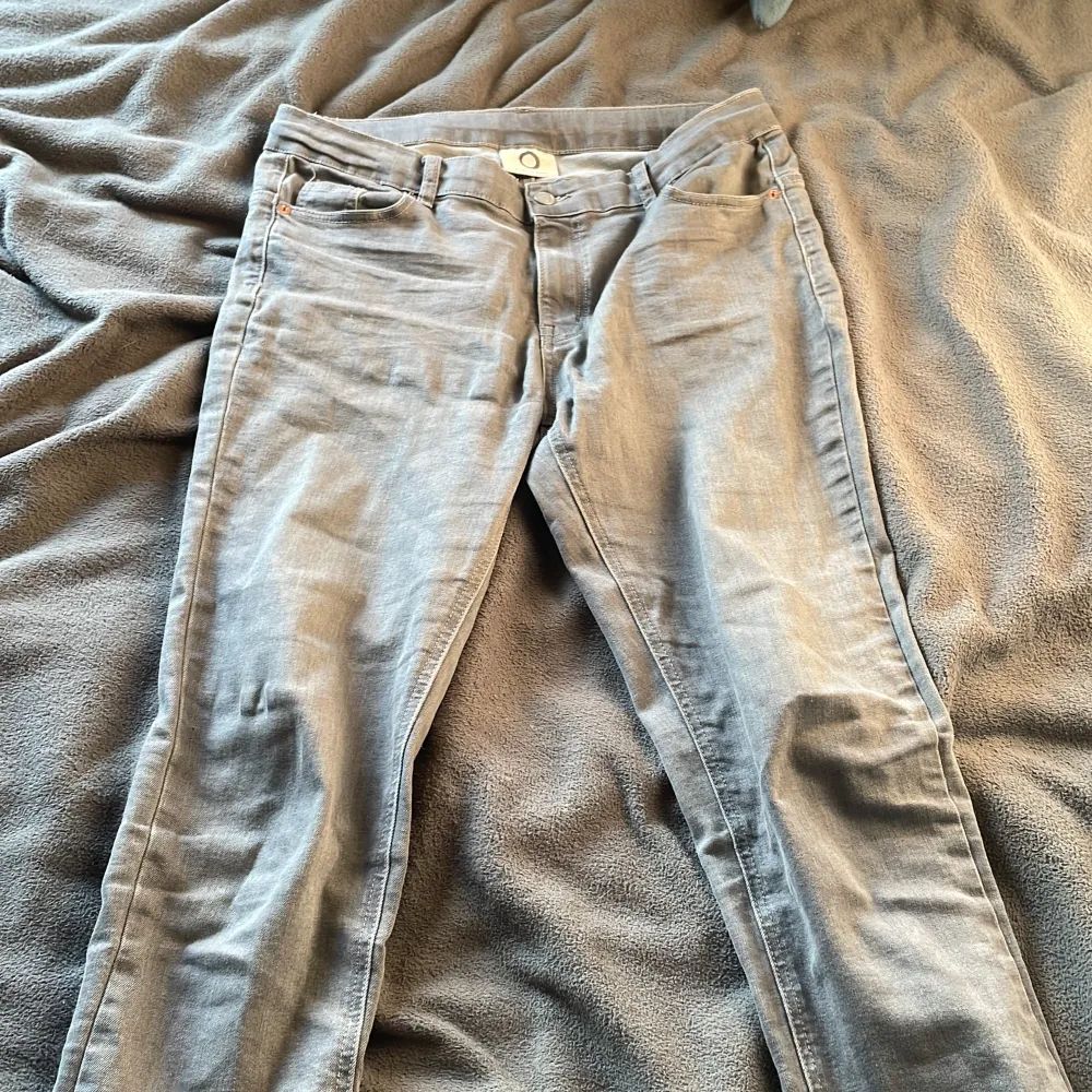 Mörkgrå jeans storlek 176 Passar mig som vanligtvis har 30/32 Är lite mer åt det skinny hållet. Jeans & Byxor.