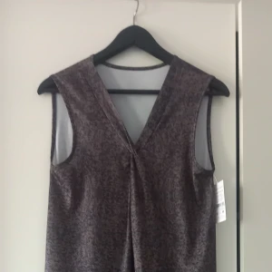 Klänning  - Helt ny Klänning storlek s  i 75 % bamboo 20%polyamid 5 %spandex märle Crossbow brun/svart 