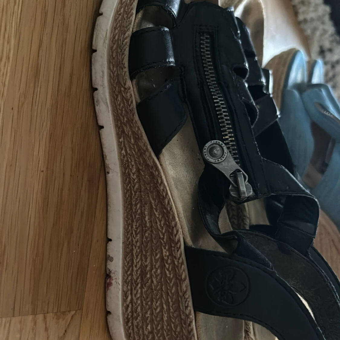 Två par kilklackssandaler i storlek 38 - 160 kr för båda - 90