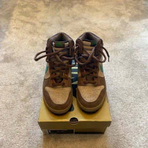 Nike dunk Wood deck - Ett par väldigt sällsynta Nike Dunk high Wood deck från 2007.  Väldigt sparsamt använda och i bra skick. Börjar bli glapp mellan sulan och skon men det fixas enkelt hos en skomakare eller hemma med rätt sko lim.  Skick 9/10 med tanke på ålder.  OG 