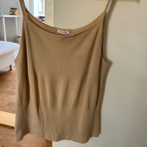 Beiget linne  - Superfint linne i lite tjockare tyg. Skulle säga S-M i storleken! Kan posta eller mötas upp i Stockholm🌼