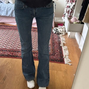 Fornarina utsvängda jeans  - Superfina jeans från Fornarina, lågmidjade och utsvängda. Lite nötta nertill, se bild, annars toppenskick! Innerbenslängd 85cm, midja 80cm. Kan posta eller mötas upp i Stockholm! 🌼