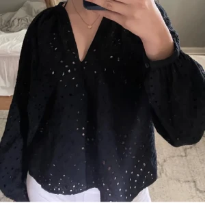 Blus - Fin svart blus från hm i st S💕💕