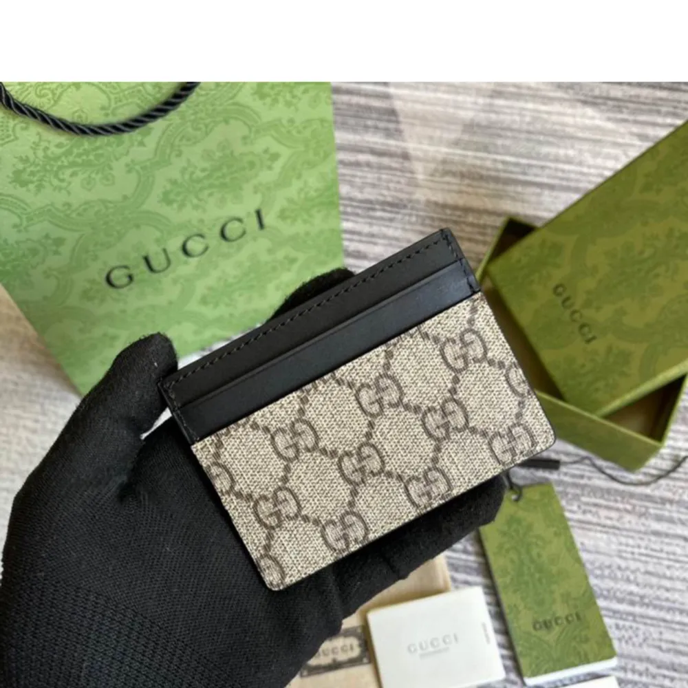 Säljer en gucci korthållare som är i bästa kvalitet.  Skriv om ni har funderingar. . Accessoarer.