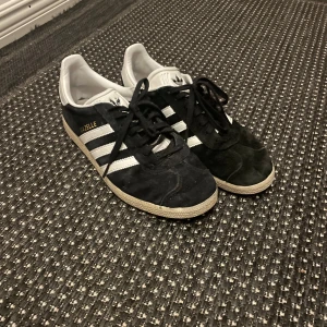 Addidas original gazelle  - Jättesnygga Adidas skor i mocka i modellen gazelle i st 39 1/3. Säljer de då de har legat undanstoppade ett tag o inte kommer till användning längre. Sparsamt använda och i fint skick🥰  Nypris: 1250 Hör av dig i chatten vid frågor🫶🏼