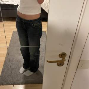 Ett par straight lågmidjade jeans från weekday i en jätte fin färg. Storleken är 27/32, passar mig som brukar ha xs/s lite slitna längst ner men inte något man tänker på💕