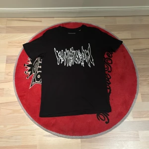 Yung lean t shirt - Yung lean t shirt köpt från den officiella merch sidan yungleangear.com. Storlek S skriv gärna för mått o fler bilder