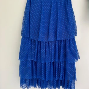 Kjol - Maxi kjol med volanger och tyll, prickig