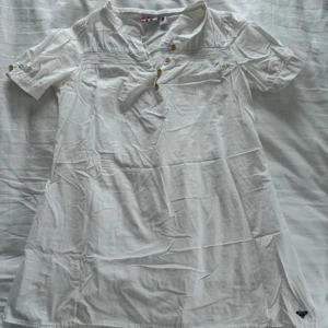 Vit blus  - Vit blus i bra skick Storlek S/36/8 Köpt på Vinted, men har aldrig använt  Stor i storleken så kan passa M kanske mindre L