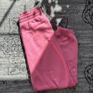 Mjukis byxor - Rosa fina mjukisbyxor i bra skick, knappt använda!❤️