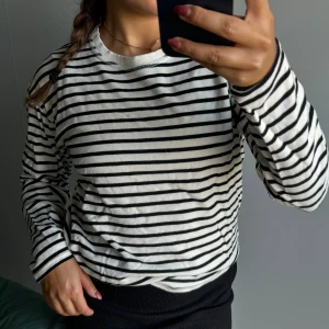 Randig tröja  - Randig tröja från Zara i bomull. Använd fåtal gånger och som nu i skick. 