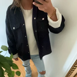 marin blå kappa - fin marinblå kappa från ellos som passar till allt. spännet på knappen som sitter på fickan har åkt av men det ser man ej vid använding. storlek 34/36 men sitter oversized. skriv för fler bilder💓