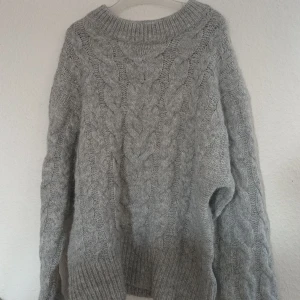 Stickad tröja - Grå stickad tröja från gina tricot, storlek 146/152 men passar xxs-s. Inga deffekter o knappt använd