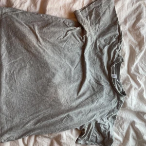 Grå T-shirt - Grå t-shirt får Other stories, storlek 34. Bra skick 