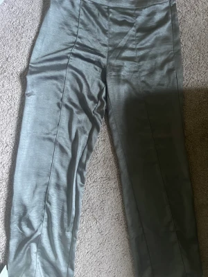 ”Satin” byxor  - Ett par jätte fina ”satin”byxor i från Gina Young i storlek 158! Passar mig som är en S i byxor i vanliga fall! Är 160 cm lång och passar perfekt i längden.