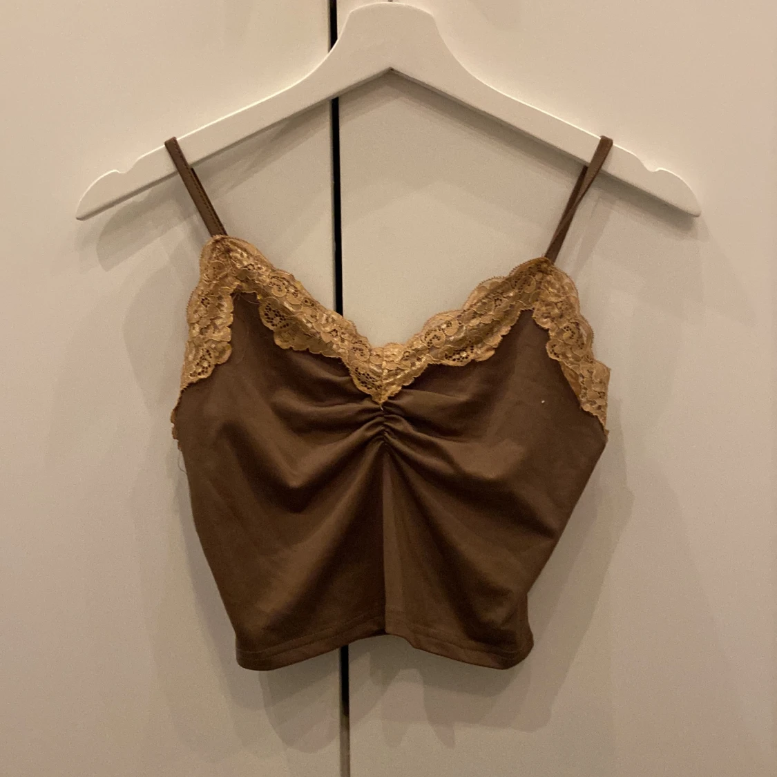 Brun linne med spetsdetaljer