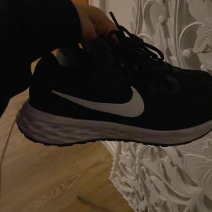 Nike träningsskor  - Säljer mina Nike tränings skor knappt använde men dem är för små för mig jätte bra sick 