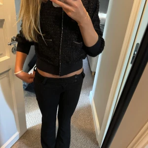 Maje tröja - Svart festtröja från maje🪩 den är i gott skick och använd fåtal gånger,meddela mig för fler bilder💞köpt för 4000kr och säjer för 2500kr