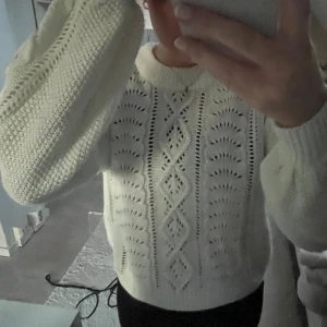 Vit stickad tröja - Vit stickad tröja från NAKD. Använd men i bra skick. Kabelstickad. Kom med prisförslag!